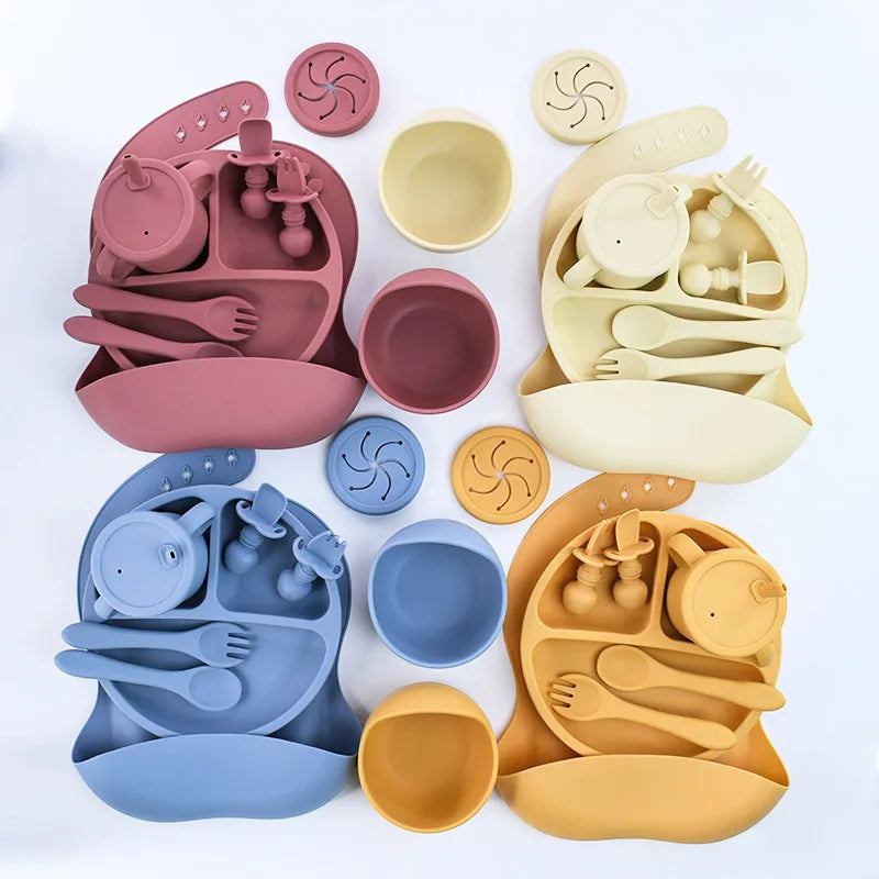 Set Repas Bébé en Silicone Sans BPA – Bol Ventouse, Assiette, Tasse & Couverts